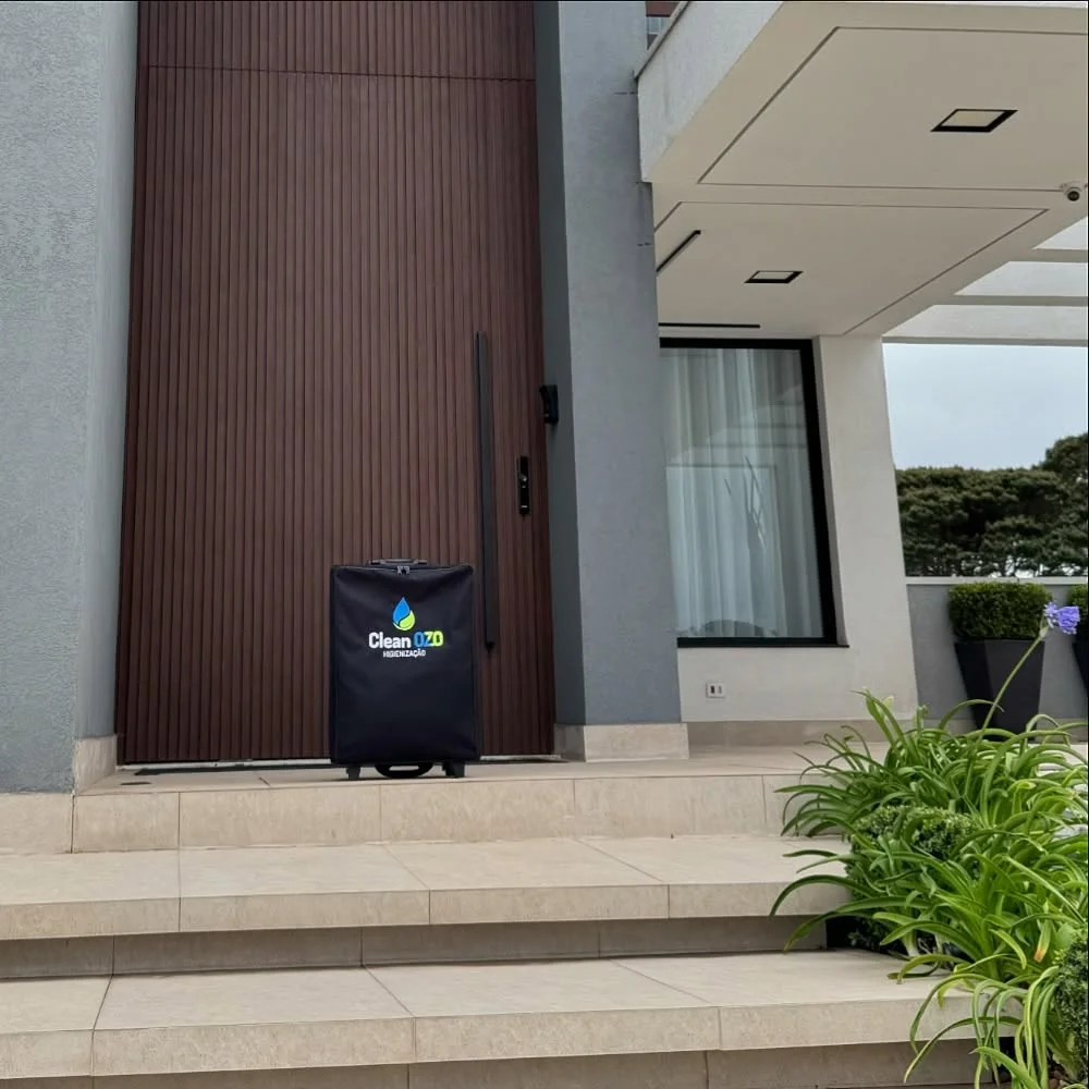 Mala de equipamento Clean OZO na entrada de uma casa de alto padrão no Jardim Europa