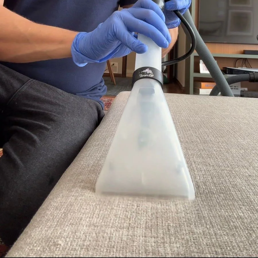 Higienização profissional de estofado com extrator Clean Ozo