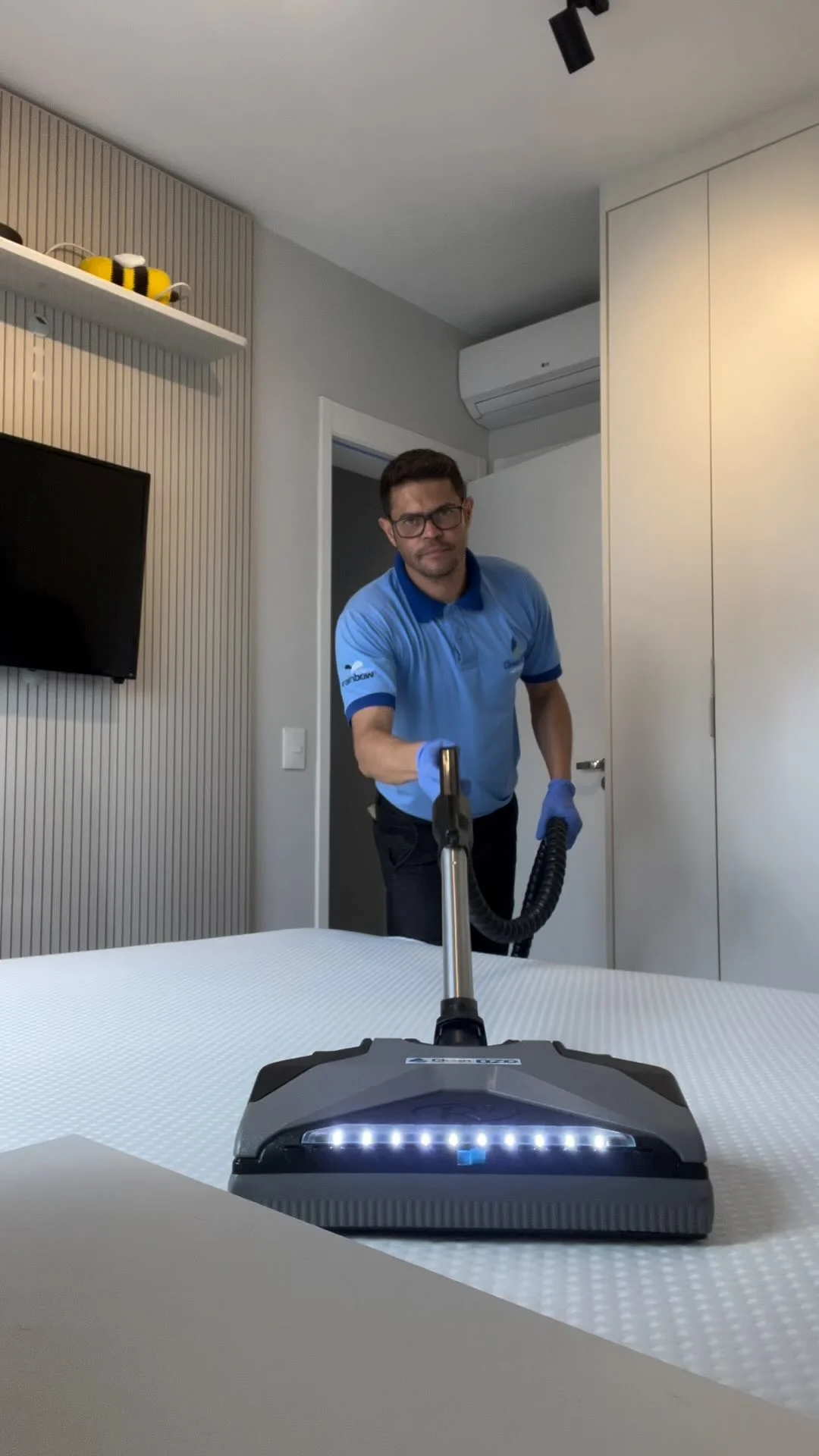 Profissional da Clean Ozo higienizando colchão com equipamento Rainbow em São Paulo