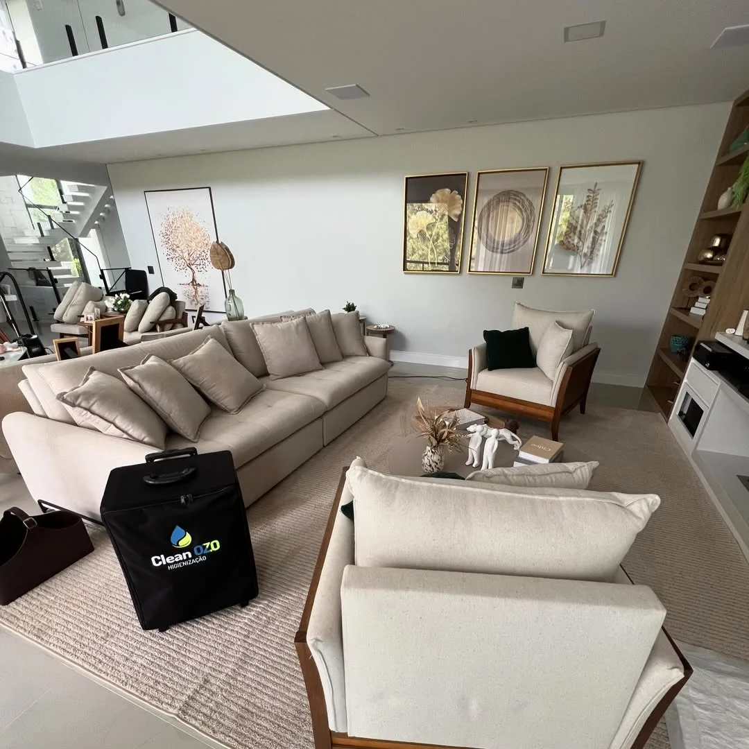 Sala de casa de condomínio de alto padrão em Alphaville com estofado higienizado