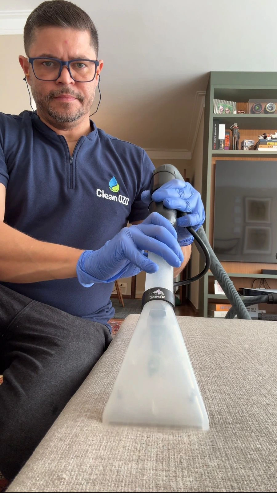 Leandro higienizando estofado com extrator Clean Ozo
