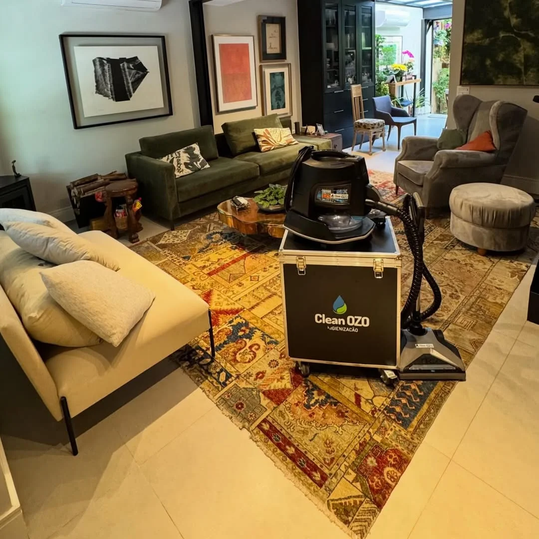 Equipamento Clean Ozo em sala com tapete