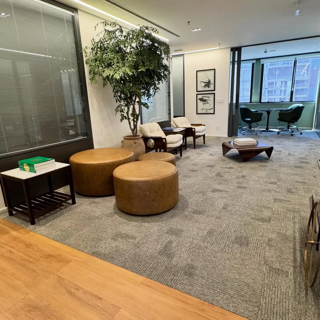 Sala de espera corporativa com carpete e cadeiras