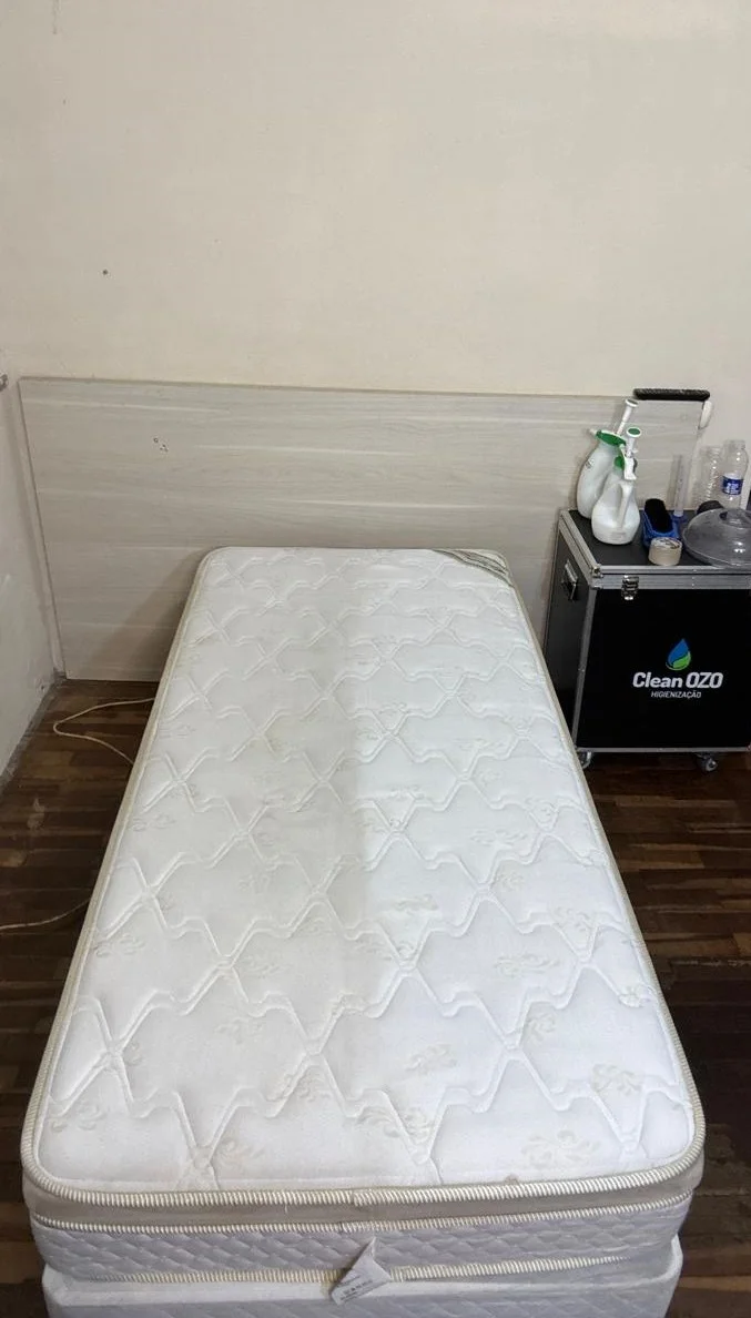 Colchão higienizado pela Clean Ozo com equipamento profissional ao lado