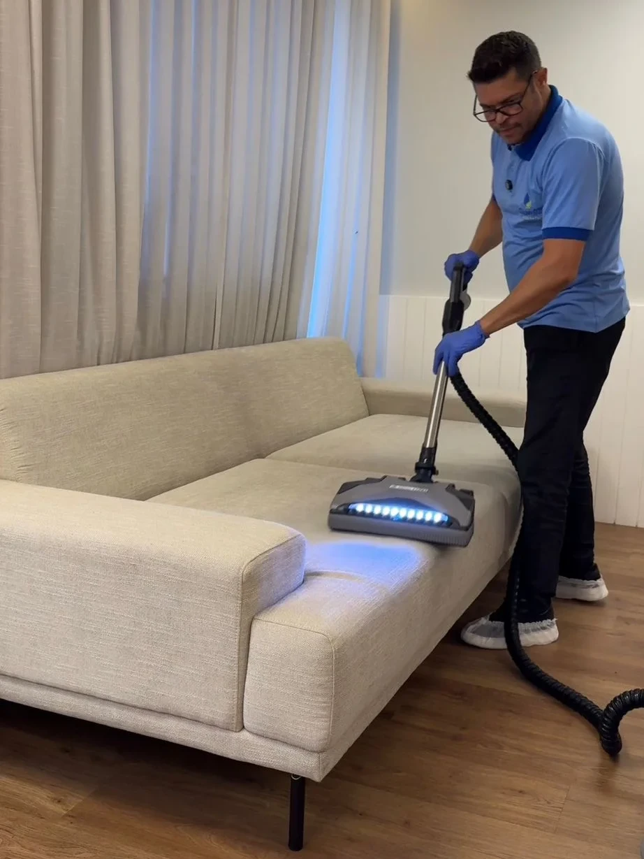 Profissional da Clean Ozo higienizando estofado com equipamento Rainbow em São Paulo