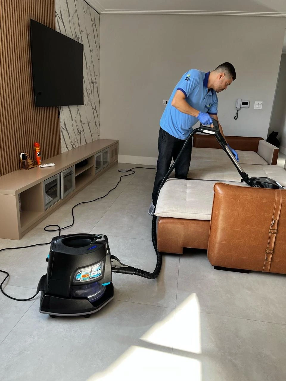 Sofá de couro higienizado em sala residencial