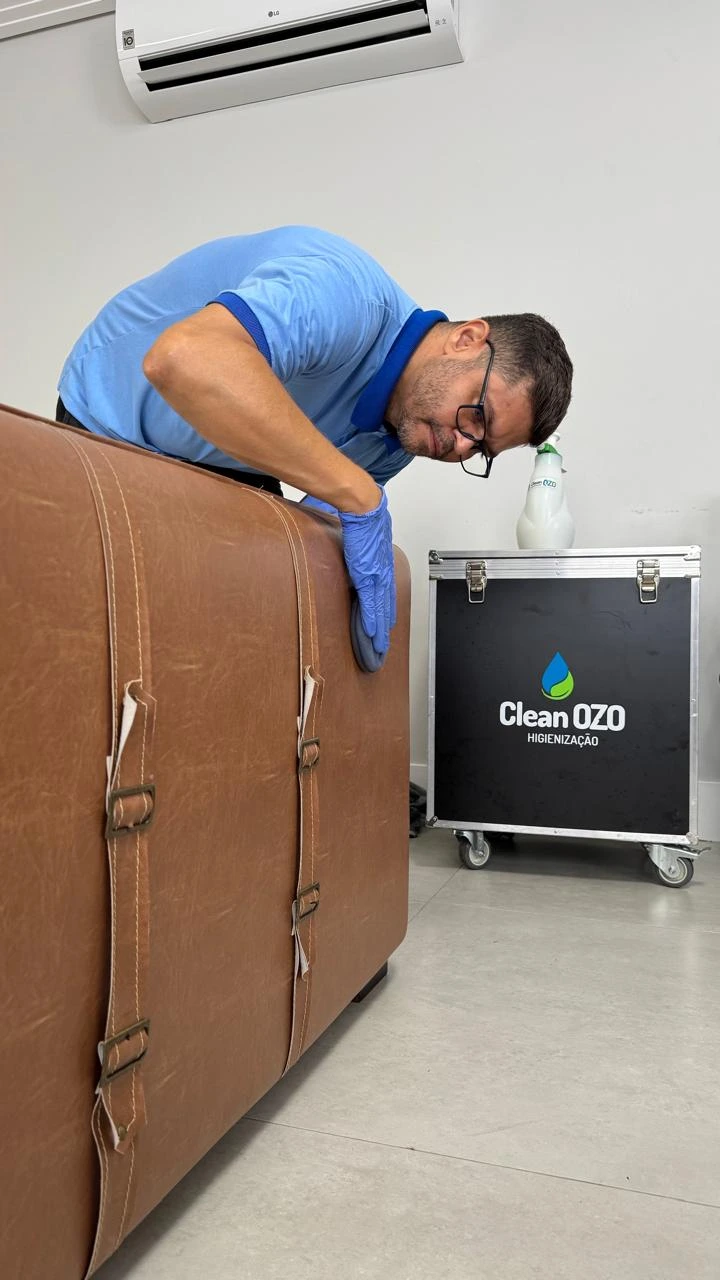 Limpeza profunda de estofado de couro na oficina Clean Ozo