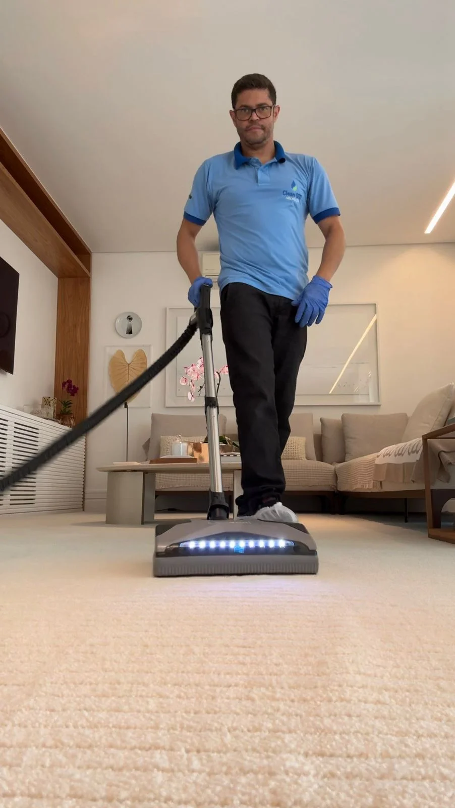 Profissional Clean Ozo higienizando carpete residencial em São Paulo