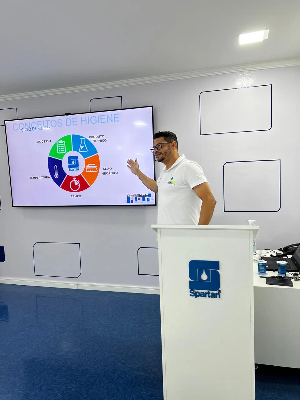 Leandro Correia em palestra sobre conceitos de higiene